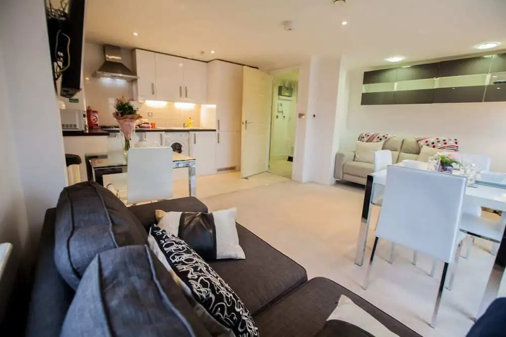 Light & Airy 1bed Barons Court Flat Lift & Balcony