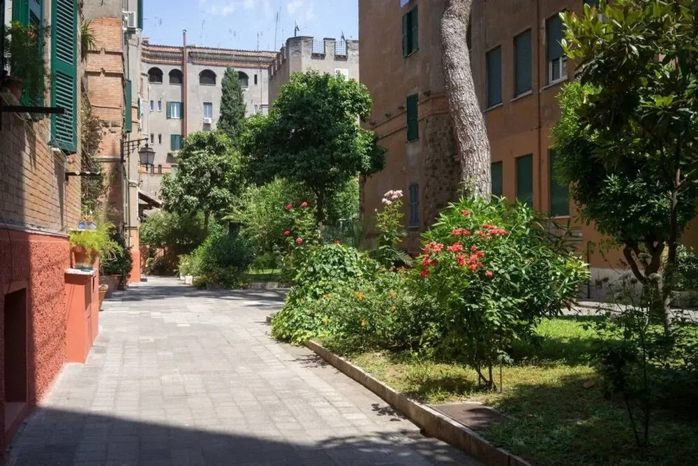 Colorful Renewed Apartment Close to St. Peter's