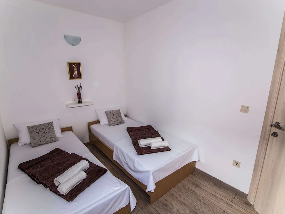 Spacious Apartment, Private Terrace in the Countryside, Wi-fi and Parking