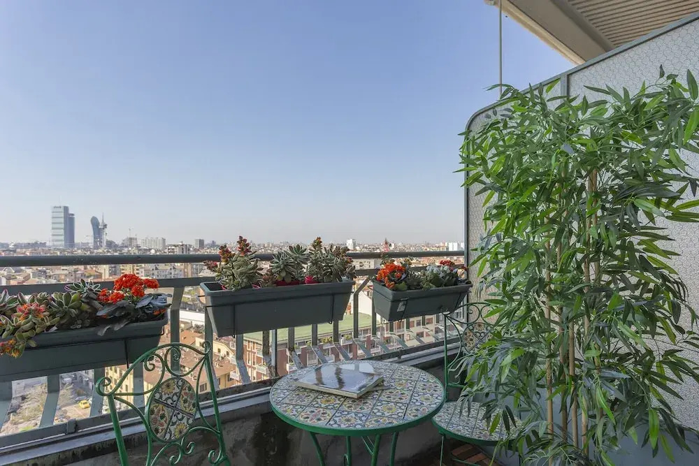 Skyline view Biancamano 1 bdr with balcony by Rentopolis