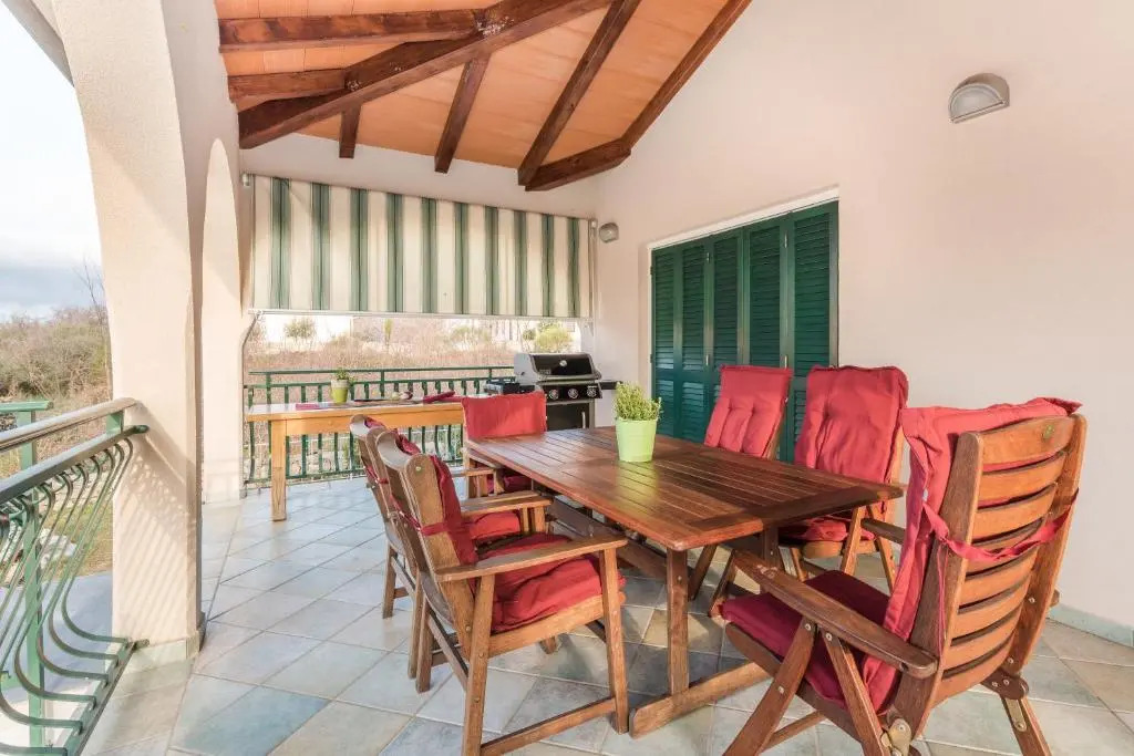 Holiday House OLIVE GROVE with pool and garden