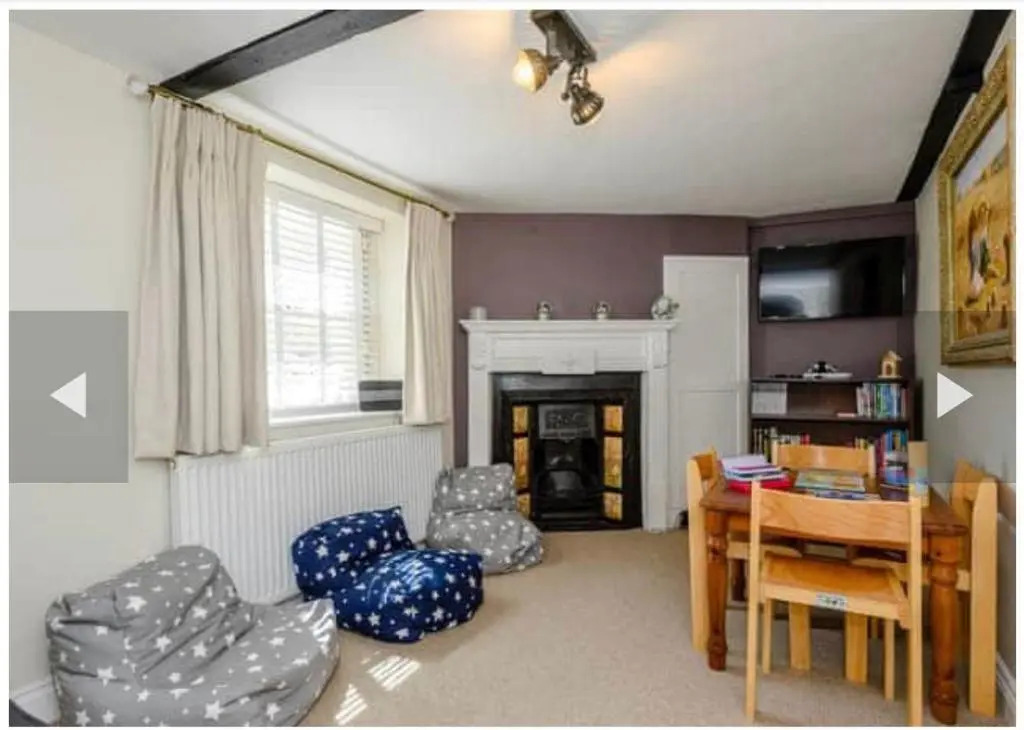 West Cottage. Central, beautiful, 2 mins to beach