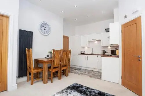 Apartment 5 the Keyes- Bright & Spacious Apartment with Free Parking