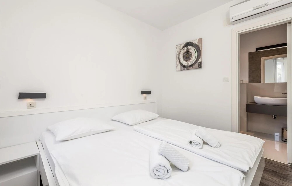 Beautiful Apartment in Kampor With Wifi, 3 Bedrooms and Swimming Pool