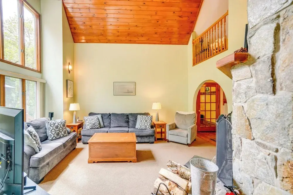 Game Room, Hot Tub! Year-round Dover Retreat