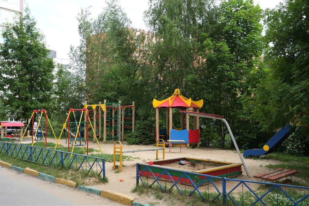 Apart Aprel  на улице Александра Хохлова 1