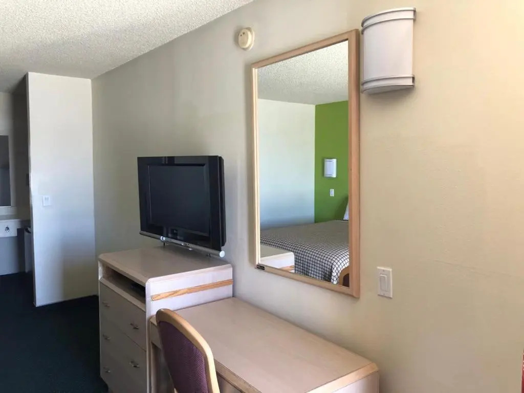 California Inn Hotel and Suites Adelanto US 395