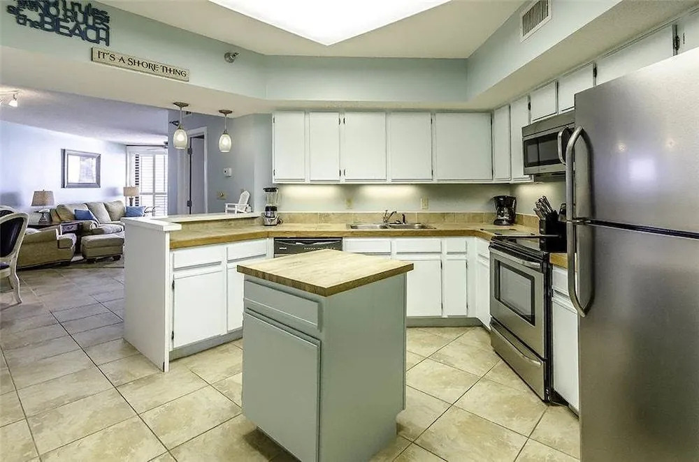 Windward Pointe 1003 - 3 Br condo by RedAwning