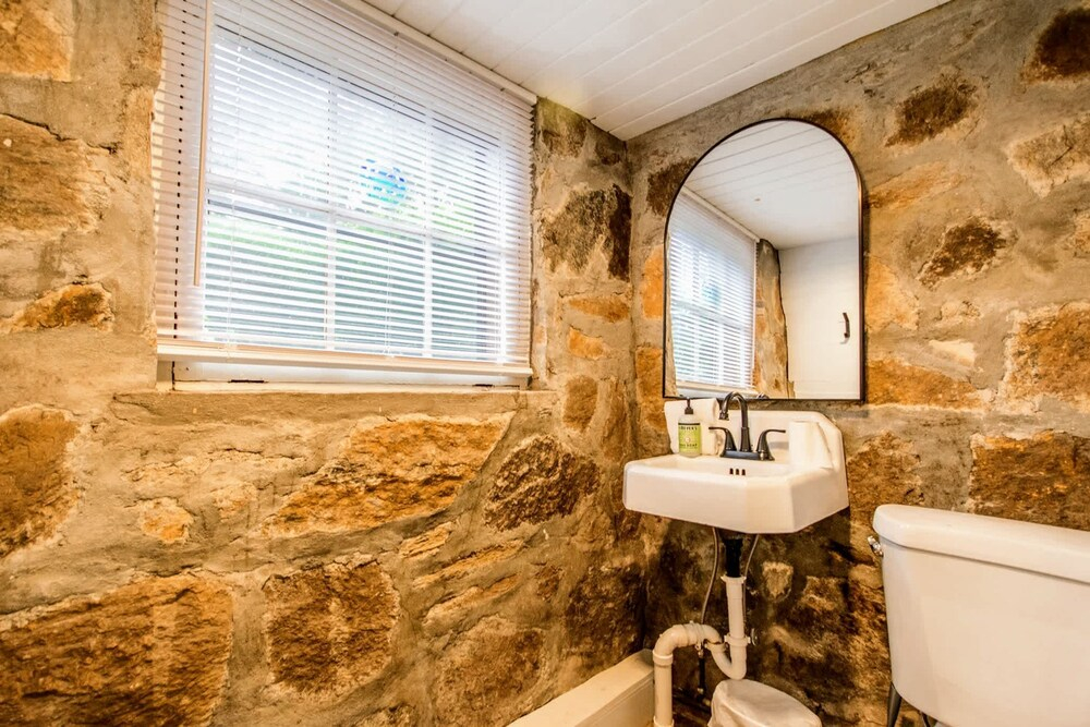2 BDR Cottage Studio 15 Min to Town Free Tix