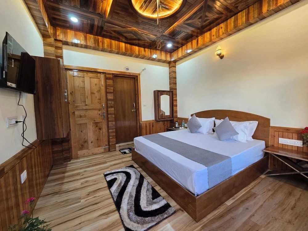 The Wooden Nook Chail