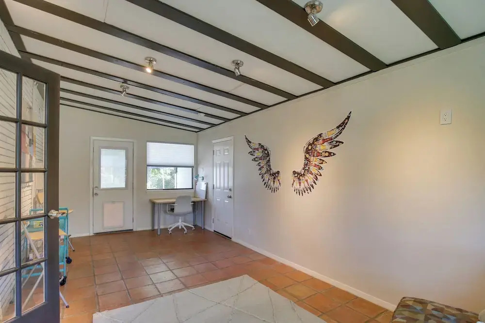 Bright & Modern Texas Getaway - 7 Mi to The Alamo!