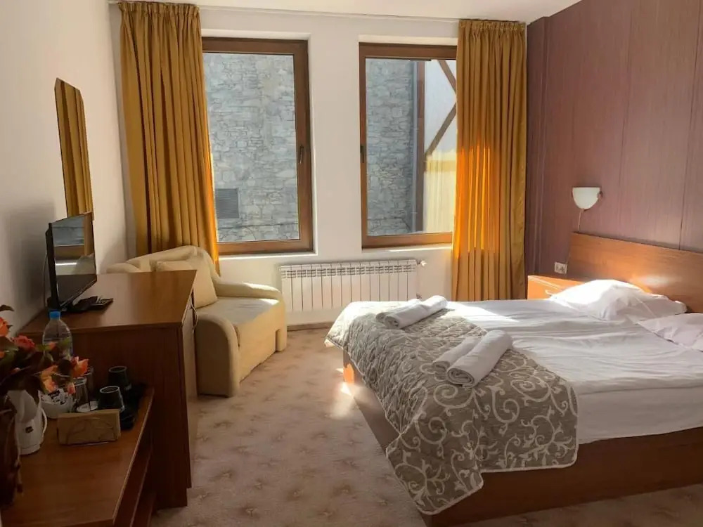 Room-granat Double Room 3- Next to Gondo