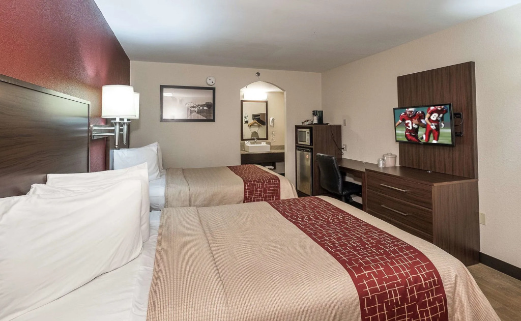 HomeTowne Studios by Red Roof Lancaster