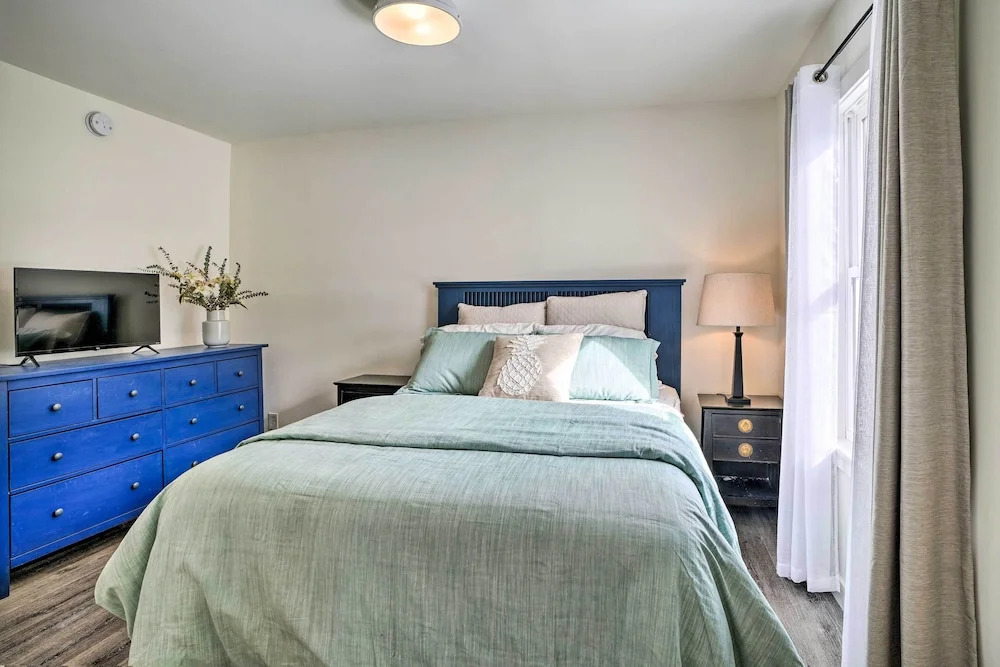 Cozy Plymouth Cottage w/ Medicine Lake View!