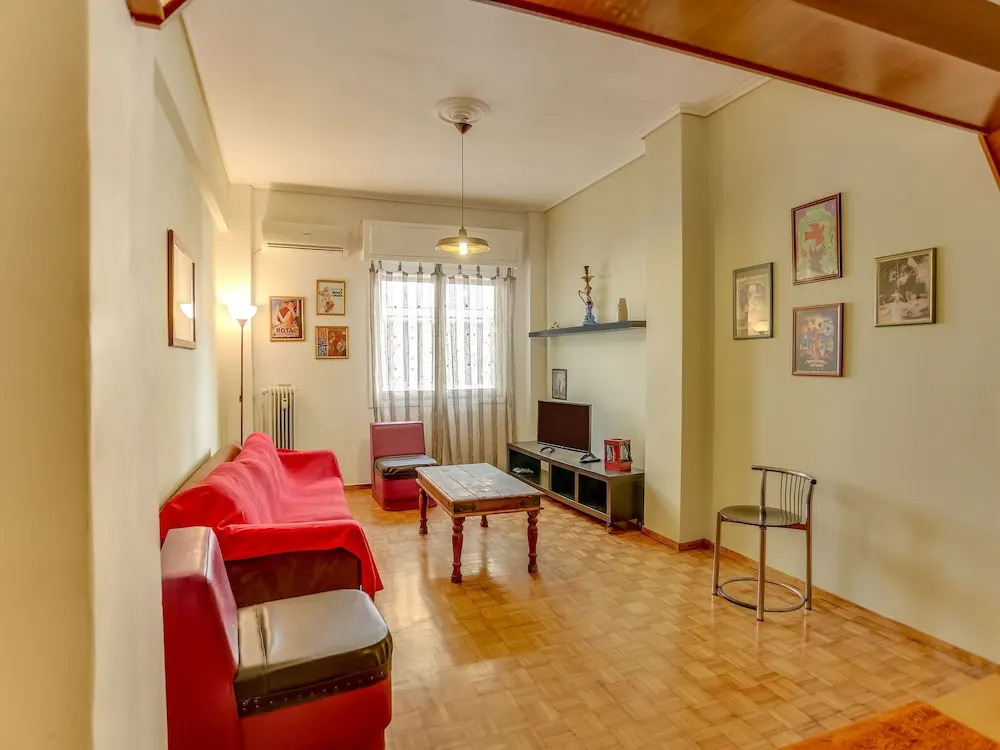 Cozy Apartment in Athens near Aghios Ioannis Subway Station