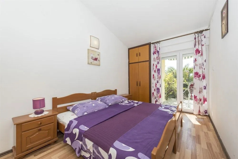 Apartments and Rooms Dragica