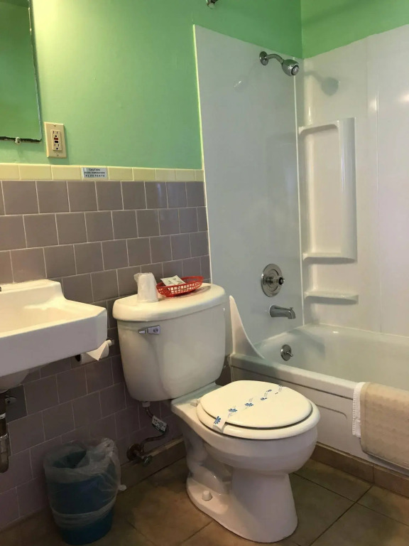 Seven Seas Inn & Suites