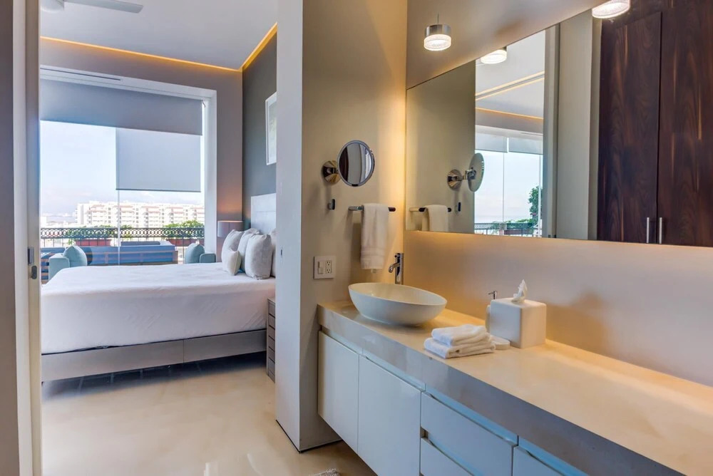 Pier 57 Penthouse 703 Romantic Zone Spectacular Ocean Views