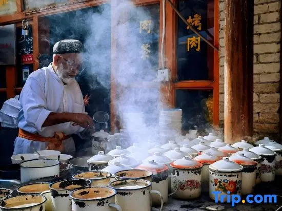 Usual Lanes · Encounter Exotic Southern Xinjiang · Holiday Homestay