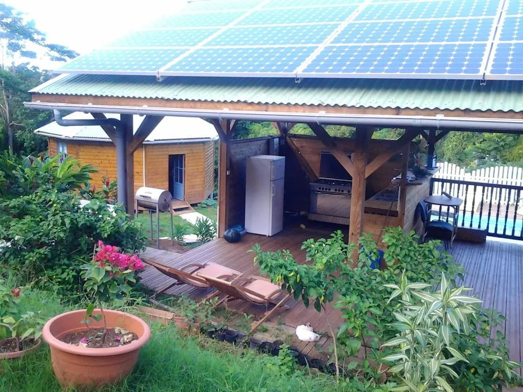 Bungalow charmant au Robert avec piscine partagée et jardin