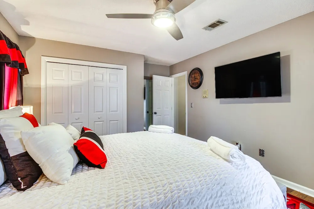 Pool + Gameroom: Family Fun Retreat in Hinesville!