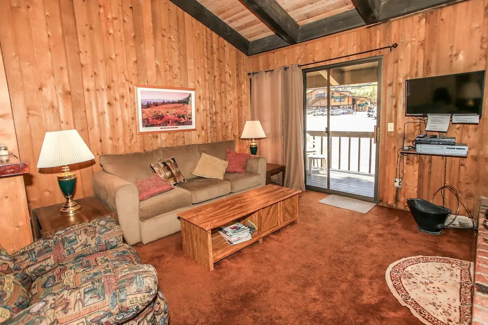 Ski In Ski Out 2 - 2 Br condo by RedAwning