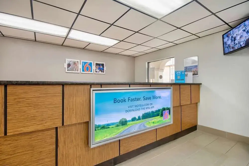 Econo Lodge Inn & Suites