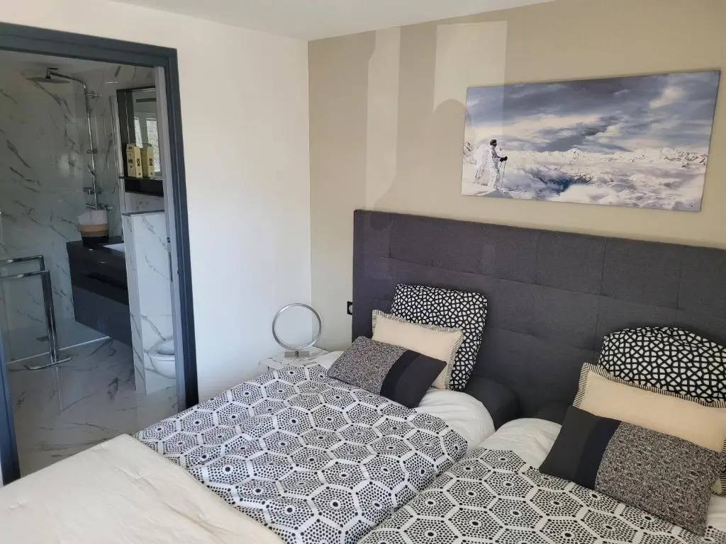 gîte du ruisseau 80m2, maison entière au calme, 2 chambres 2 salles de bain avec terrasse et garage