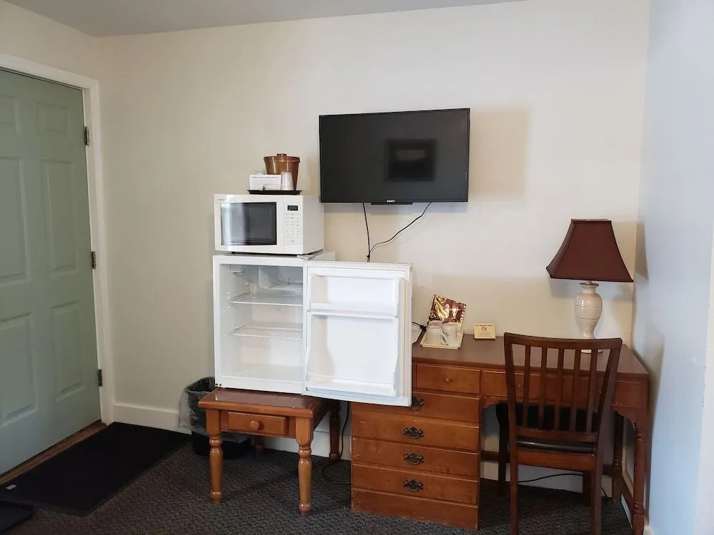The Colonial Motel