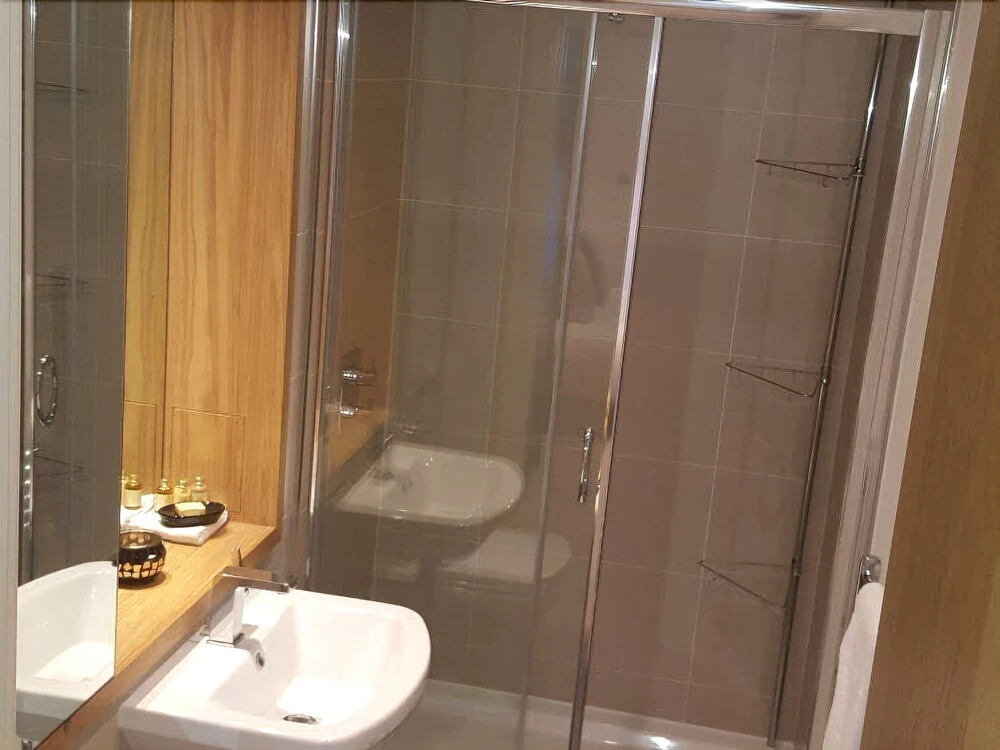 2 Bedroom Apartment on the River Thames