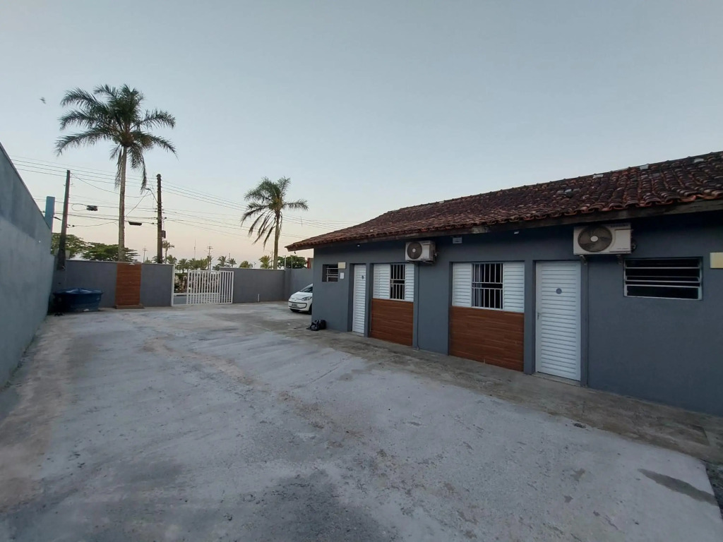 Suítes a 50m praia do SESC BERTIOGA, Ar condicionado, TV, WIFI, estacionamento, saída 16h