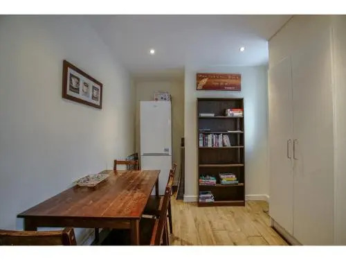 Spacious, quiet dwelling for up to 6, Manchester