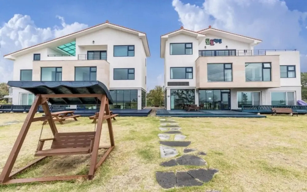 Seogwipo Toto Pension (Near Soesokkak, Outdoor Terrace)(서귀포 토토펜션 (쇠소깍인근,야외테라스))