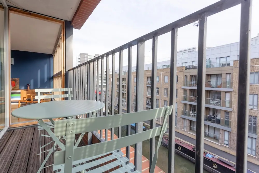 Spacious 2 Bedroom Canal Side Apartment with Balcony