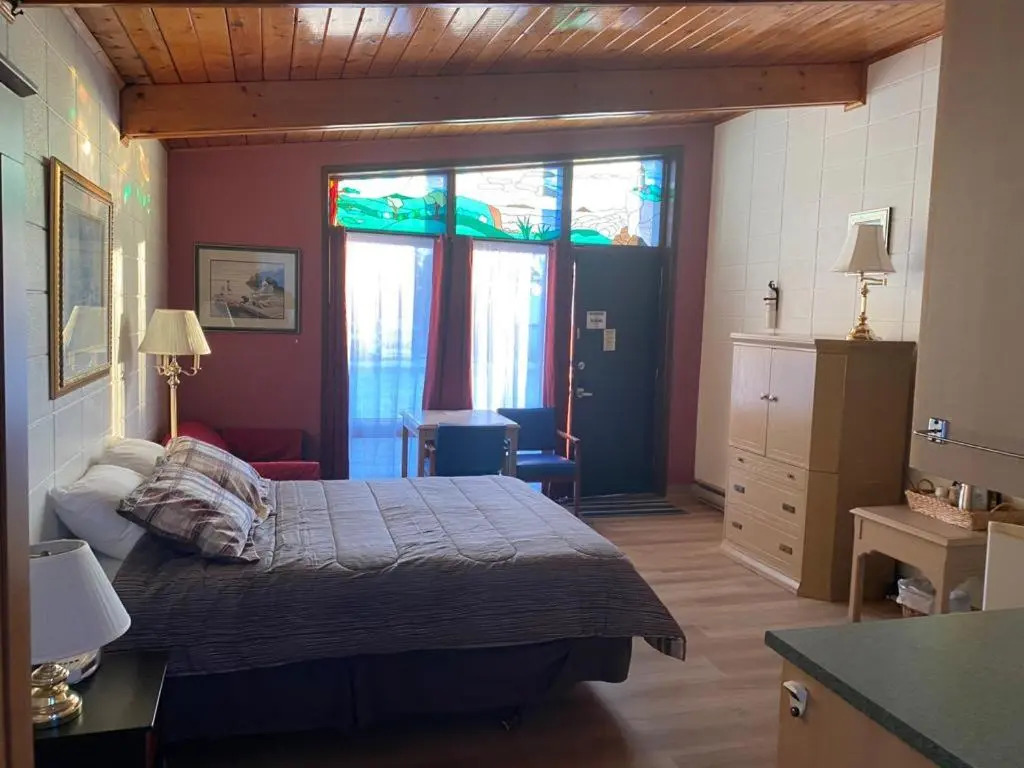 Huron Sands Motel and Restaurant