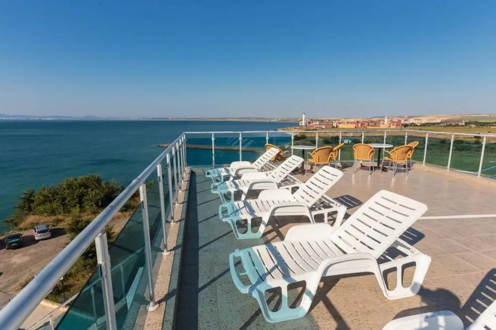 1-bed Modern Sea View Apartment in Aparthotel