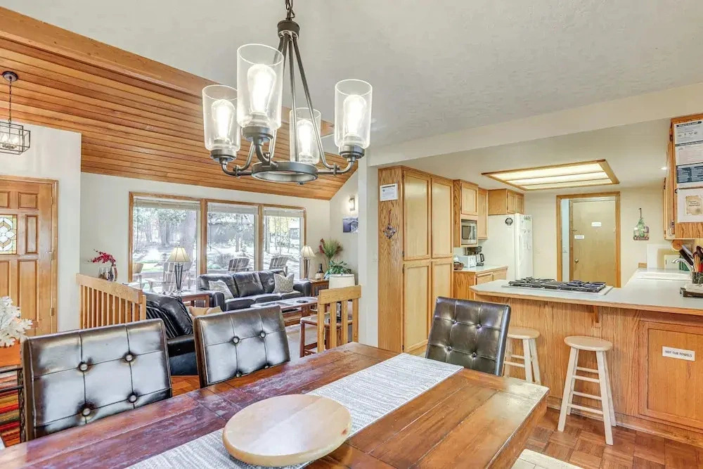 Private Hot Tub & Sharc Passes! Sunriver Home