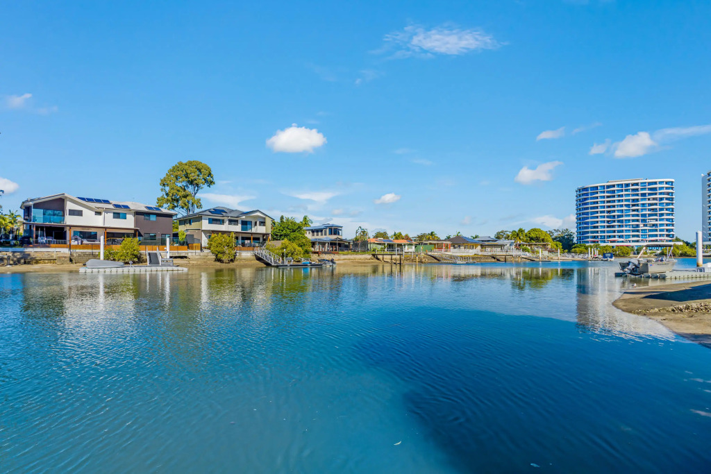 Waterfront Family Entertainer   5 Bedroom   Pool