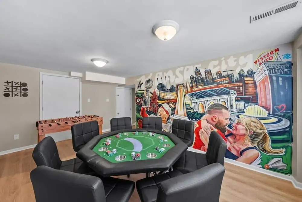 564 Massive 5 Bedroom With hot tub Close to Plaza