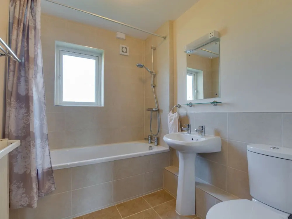 Spacious and Comfortable Holiday Home With Large Private Garden, Near the Beach