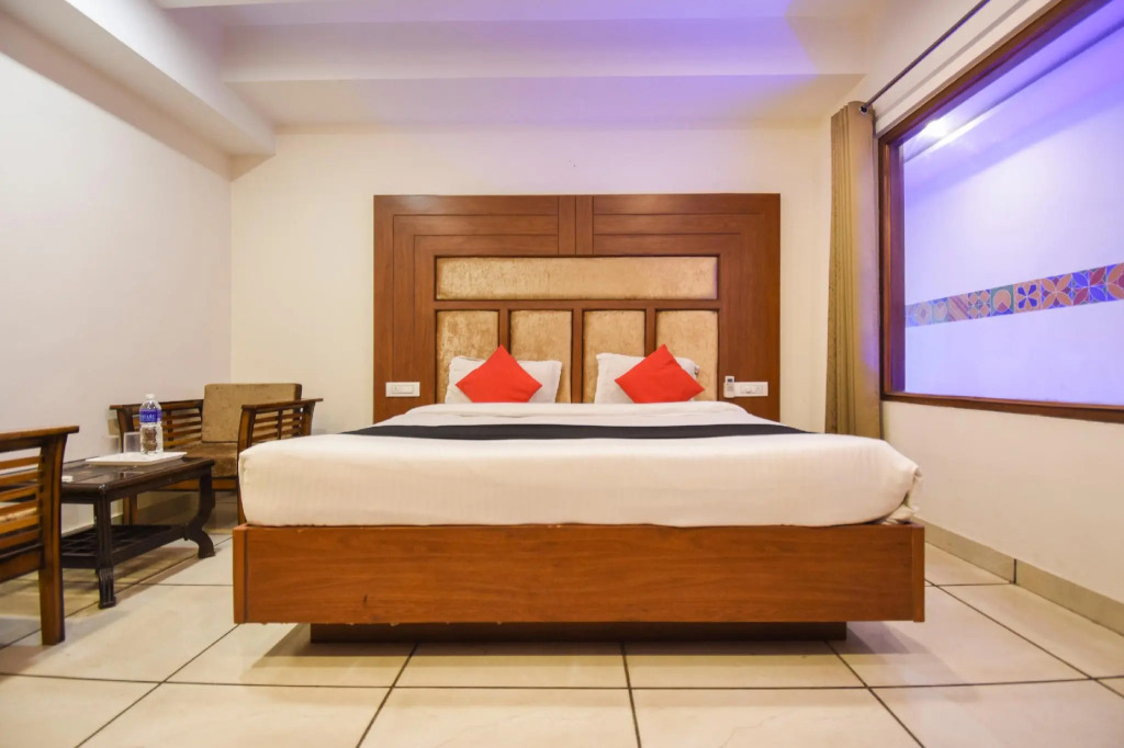 Capital O 69427 Hotel Golden Palm