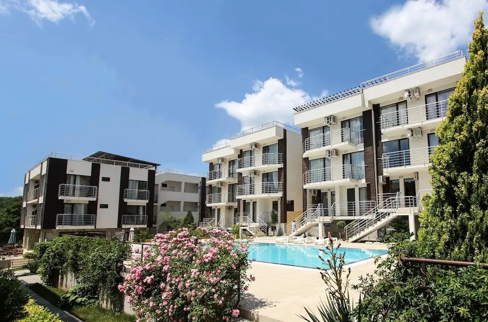Sunny Beach Retreat - 2-bedroom Apartment