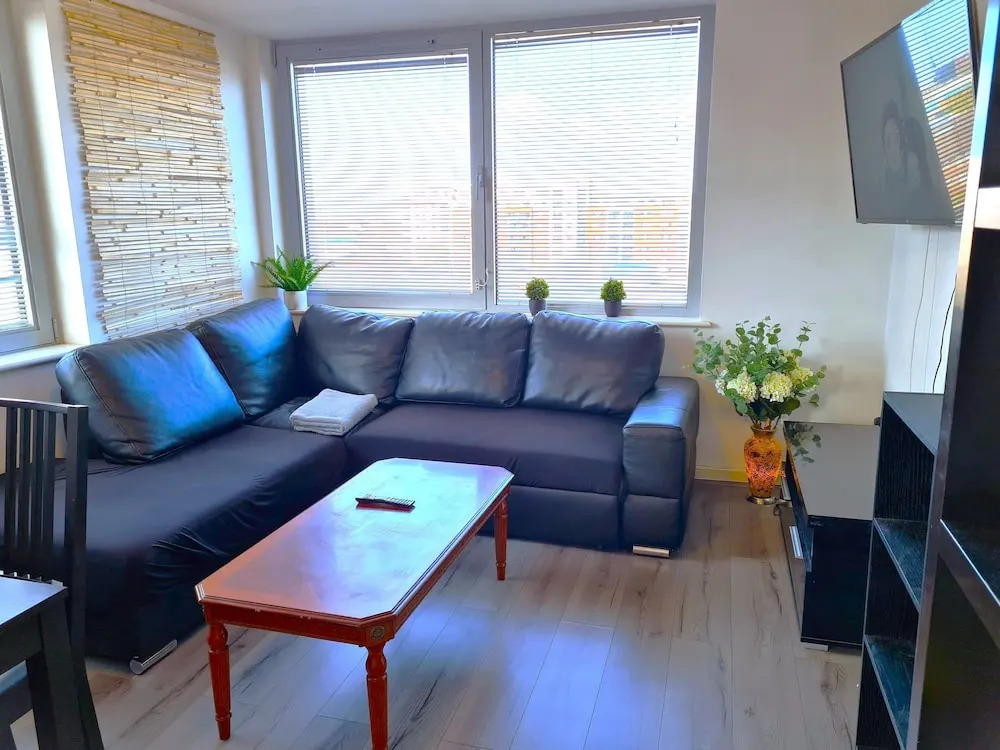 2 bedroom Central Flat with Parking