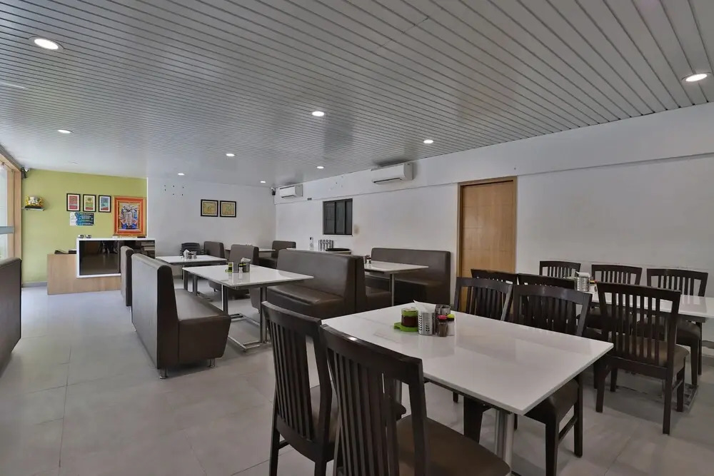 OYO 29305 Hotel Sanskruti Inn