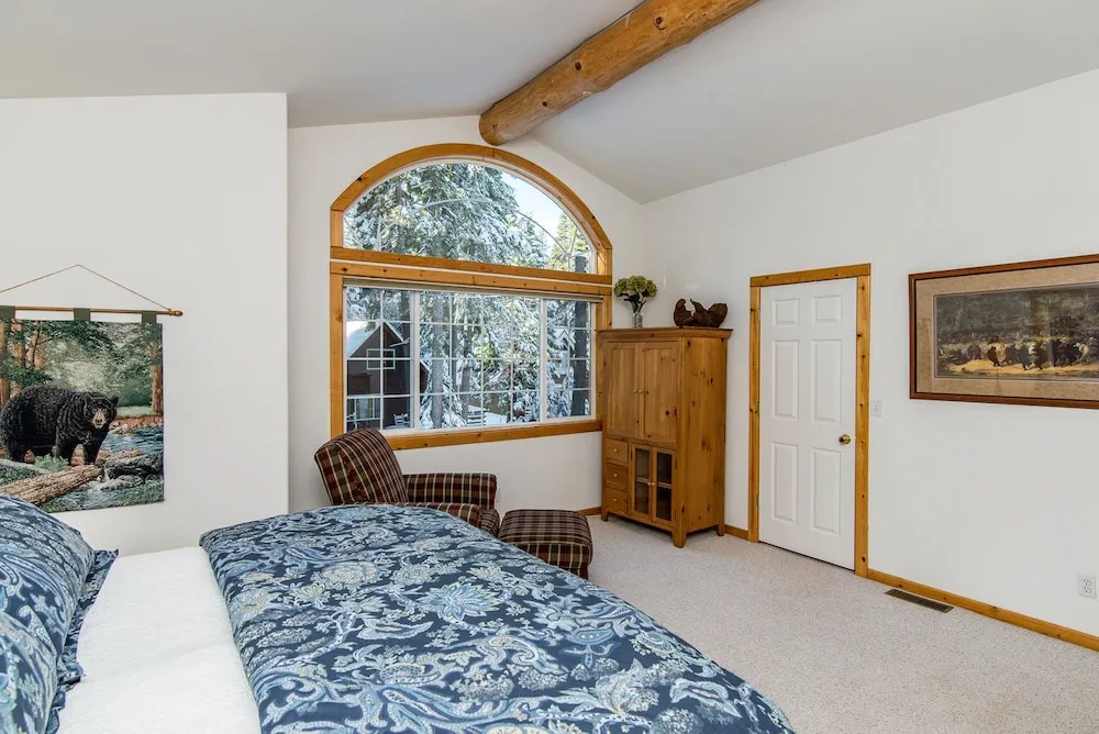 Sugar Pine Haus with Hot Tub by RedAwning