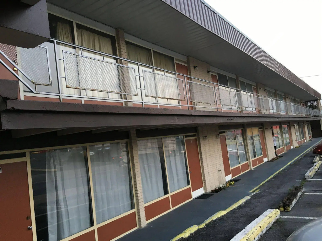 Breezwood Motel