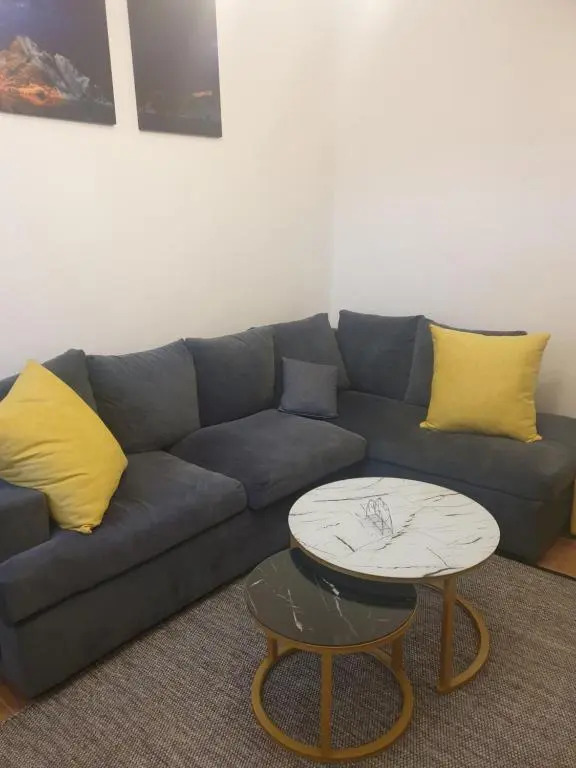Lovely 2 and 1 bedroom guest units Karen