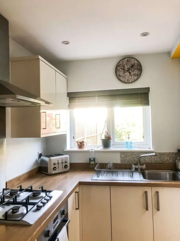 Cheerful 2 Bedroom Family Home With Private Garden