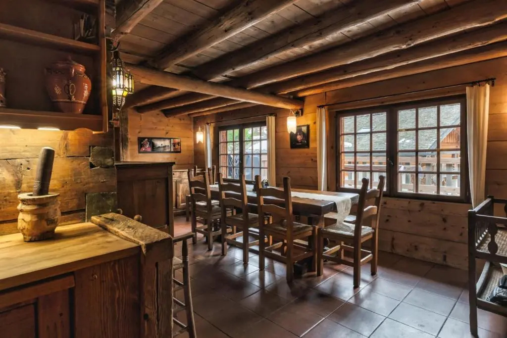 4BR Traditional Chalet BBQ + Fireplace + View
