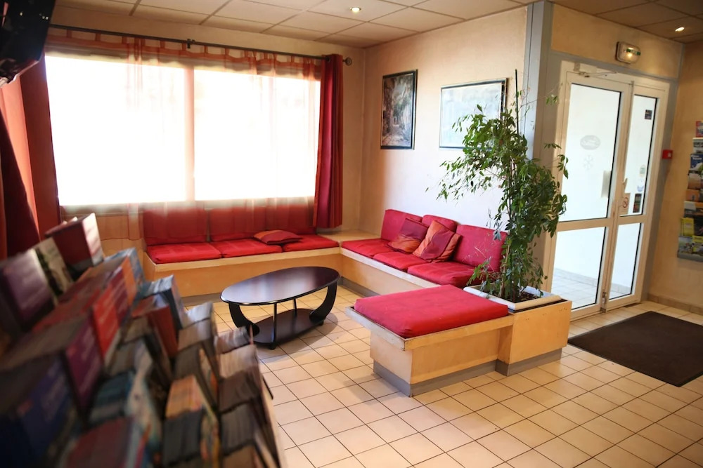Crau Hotel